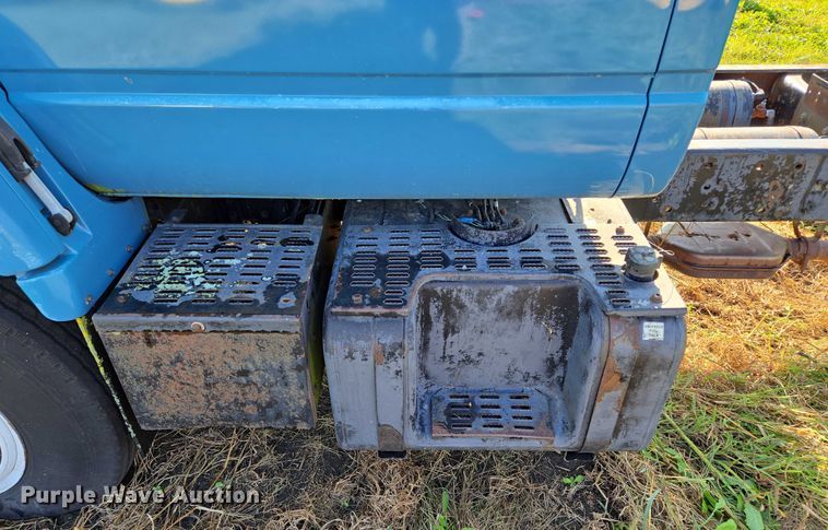 image for item EV1719 1990 GMC Top Kick C7000 truck cab and chassis