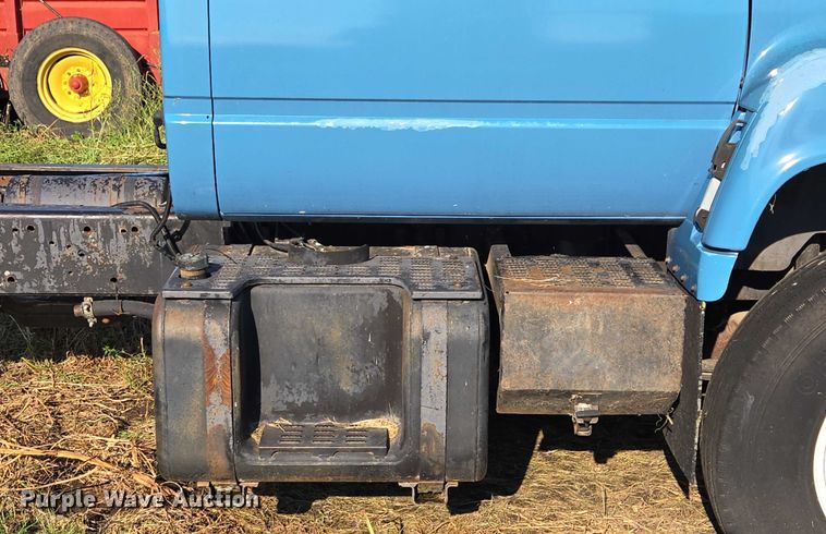 image for item EV1719 1990 GMC Top Kick C7000 truck cab and chassis