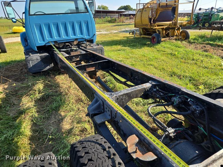 image for item EV1719 1990 GMC Top Kick C7000 truck cab and chassis