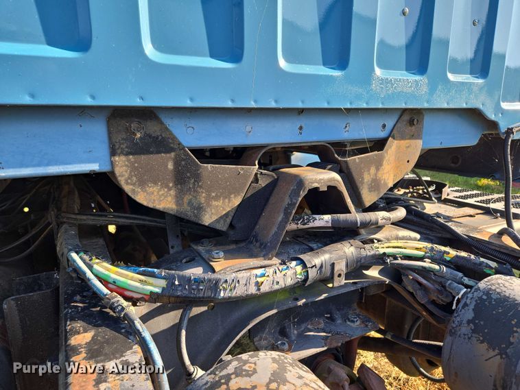 image for item EV1719 1990 GMC Top Kick C7000 truck cab and chassis