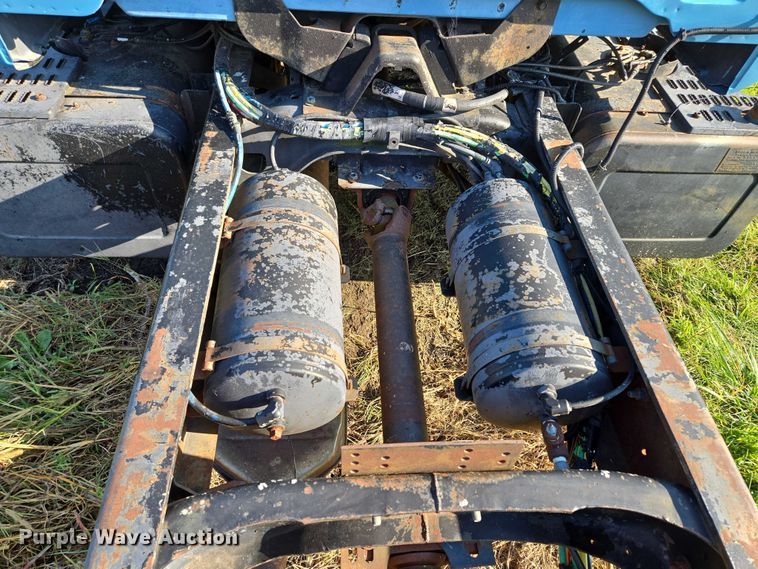 image for item EV1719 1990 GMC Top Kick C7000 truck cab and chassis