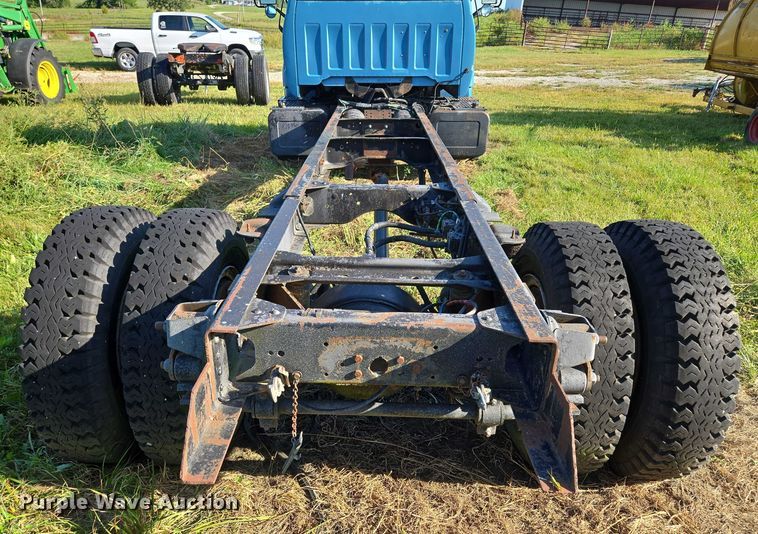 image for item EV1719 1990 GMC Top Kick C7000 truck cab and chassis