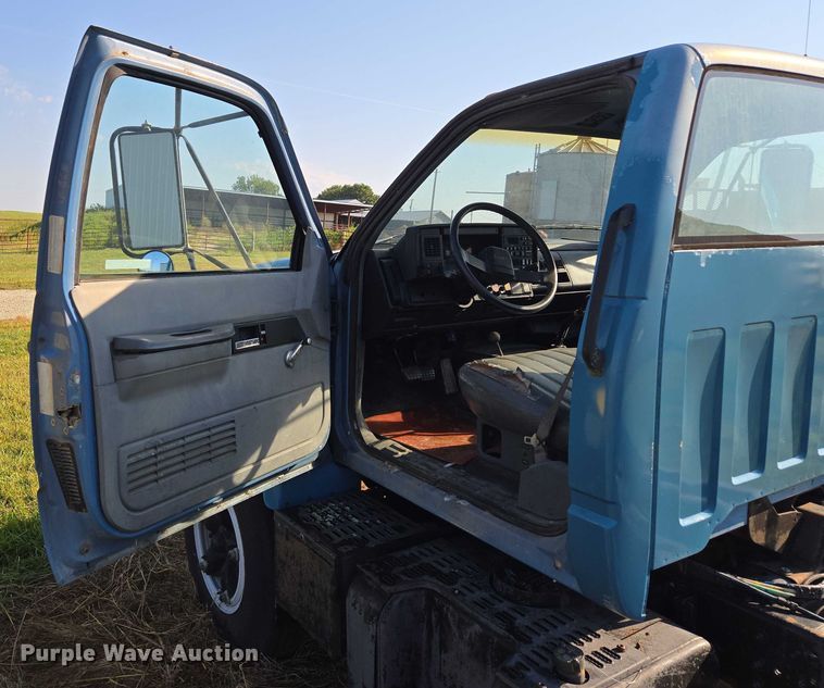 image for item EV1719 1990 GMC Top Kick C7000 truck cab and chassis