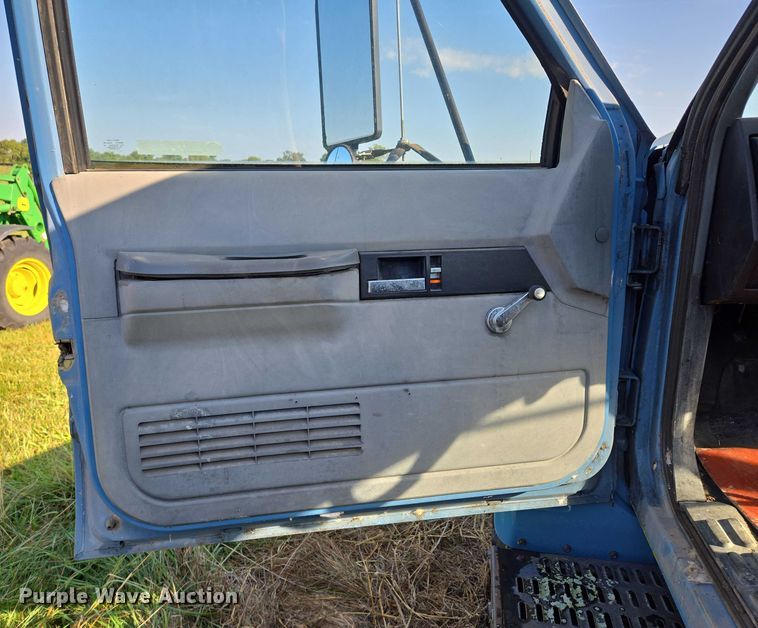 image for item EV1719 1990 GMC Top Kick C7000 truck cab and chassis