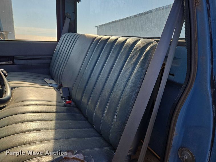 image for item EV1719 1990 GMC Top Kick C7000 truck cab and chassis