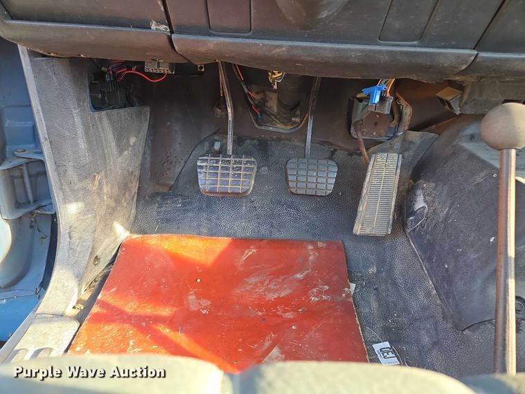 image for item EV1719 1990 GMC Top Kick C7000 truck cab and chassis