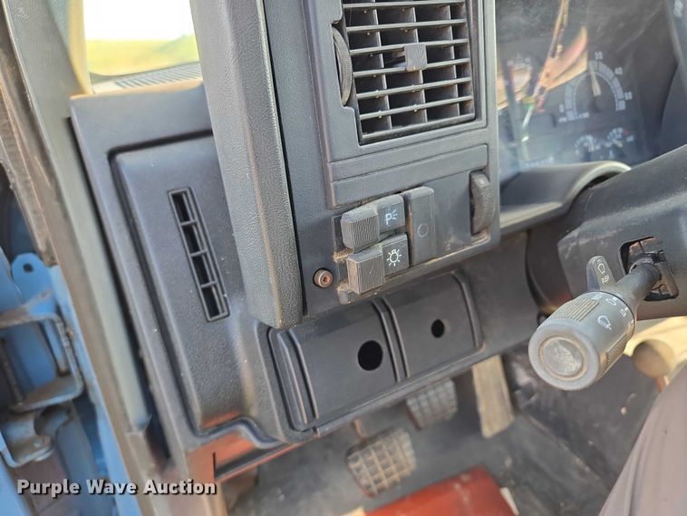 image for item EV1719 1990 GMC Top Kick C7000 truck cab and chassis