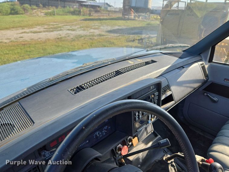 image for item EV1719 1990 GMC Top Kick C7000 truck cab and chassis