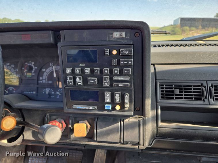 image for item EV1719 1990 GMC Top Kick C7000 truck cab and chassis