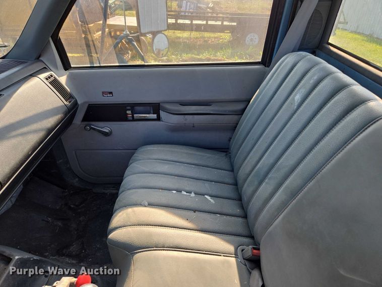 image for item EV1719 1990 GMC Top Kick C7000 truck cab and chassis