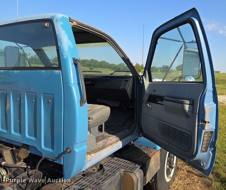 image for item EV1719 1990 GMC Top Kick C7000 truck cab and chassis