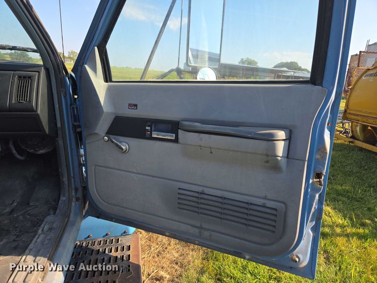 image for item EV1719 1990 GMC Top Kick C7000 truck cab and chassis