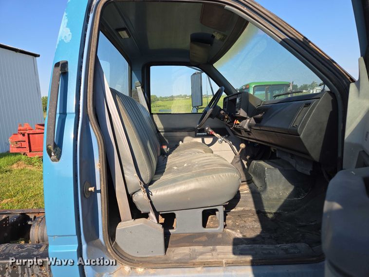 image for item EV1719 1990 GMC Top Kick C7000 truck cab and chassis