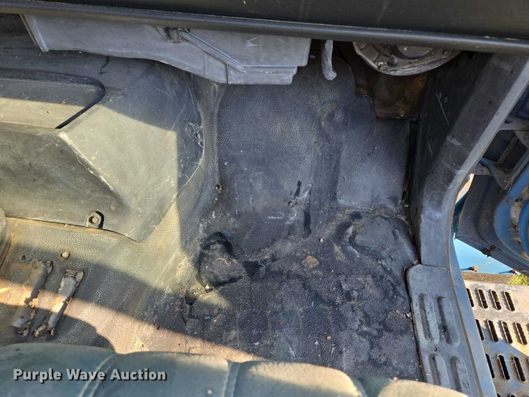 image for item EV1719 1990 GMC Top Kick C7000 truck cab and chassis