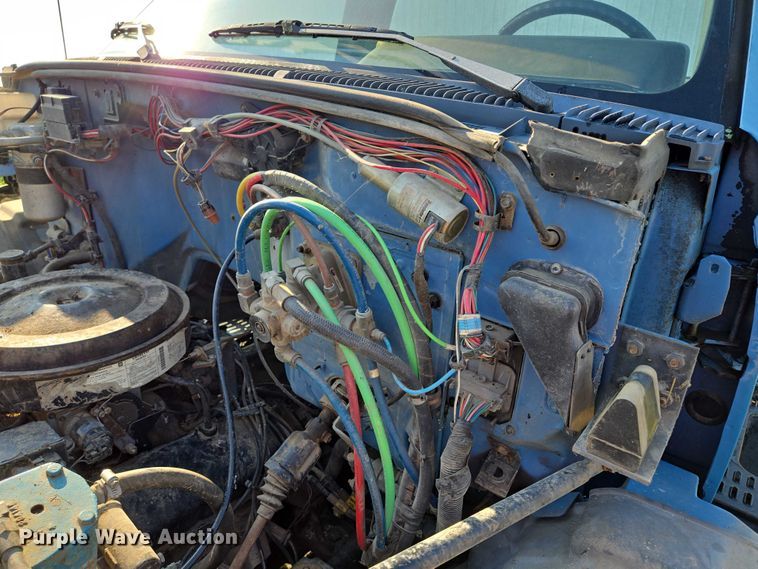 image for item EV1719 1990 GMC Top Kick C7000 truck cab and chassis