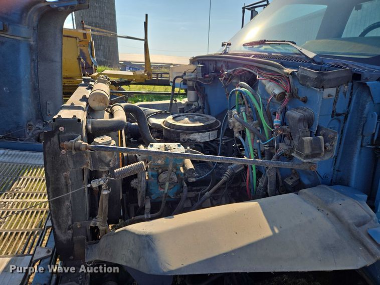 image for item EV1719 1990 GMC Top Kick C7000 truck cab and chassis