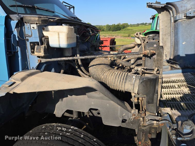 image for item EV1719 1990 GMC Top Kick C7000 truck cab and chassis