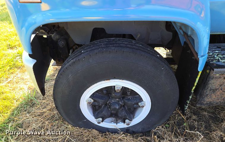 image for item EV1719 1990 GMC Top Kick C7000 truck cab and chassis