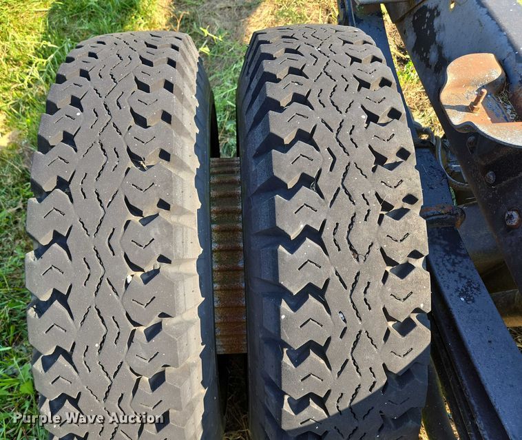 image for item EV1719 1990 GMC Top Kick C7000 truck cab and chassis