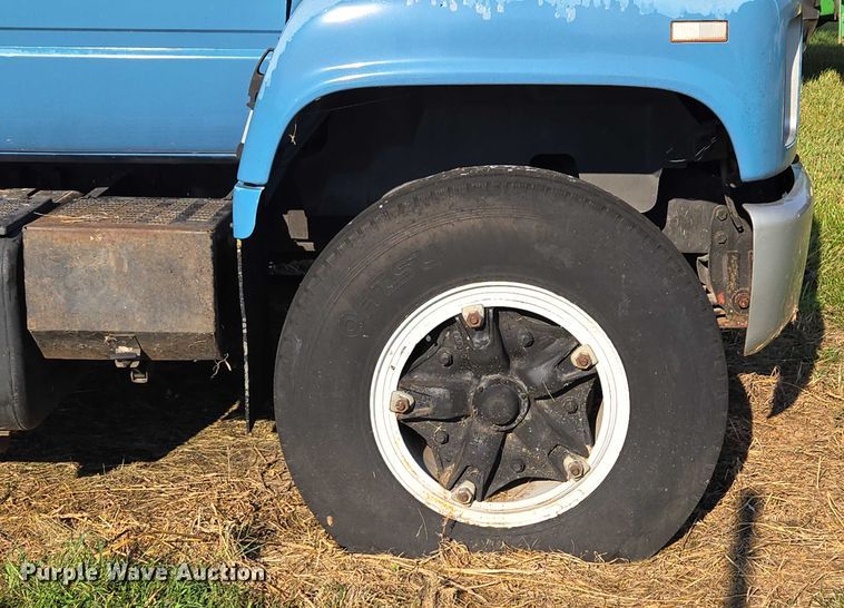 image for item EV1719 1990 GMC Top Kick C7000 truck cab and chassis