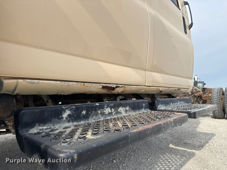 image for item EV1748 2004 Chevrolet C4500 Crew Cab truck cab and chassis