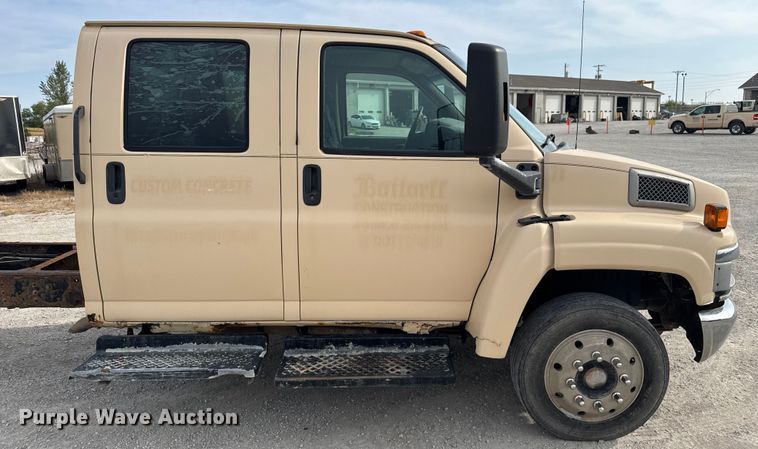 image for item EV1748 2004 Chevrolet C4500 Crew Cab truck cab and chassis