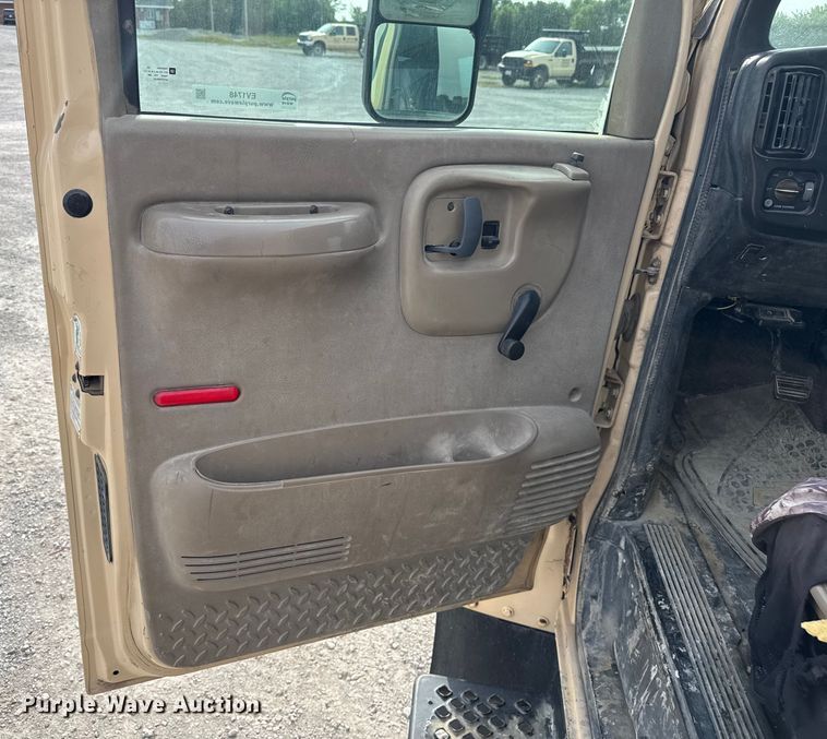 image for item EV1748 2004 Chevrolet C4500 Crew Cab truck cab and chassis