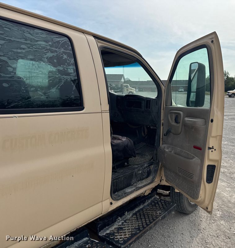 image for item EV1748 2004 Chevrolet C4500 Crew Cab truck cab and chassis