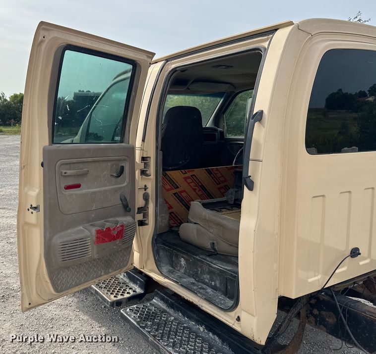 image for item EV1748 2004 Chevrolet C4500 Crew Cab truck cab and chassis