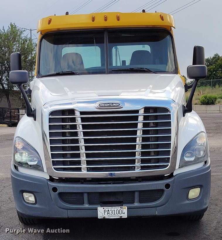 image for item IP9702 2013 Freightliner Cascadia semi truck