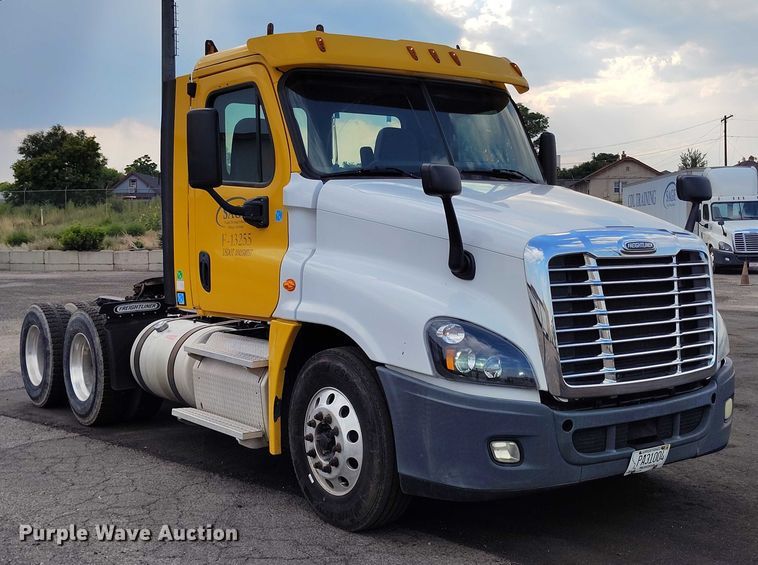 image for item IP9702 2013 Freightliner Cascadia semi truck