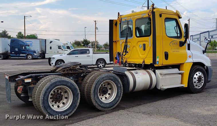 image for item IP9702 2013 Freightliner Cascadia semi truck