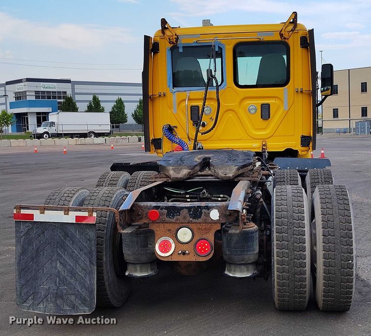image for item IP9702 2013 Freightliner Cascadia semi truck