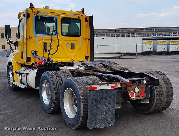 image for item IP9702 2013 Freightliner Cascadia semi truck
