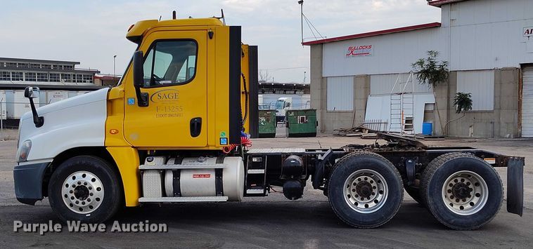 image for item IP9702 2013 Freightliner Cascadia semi truck