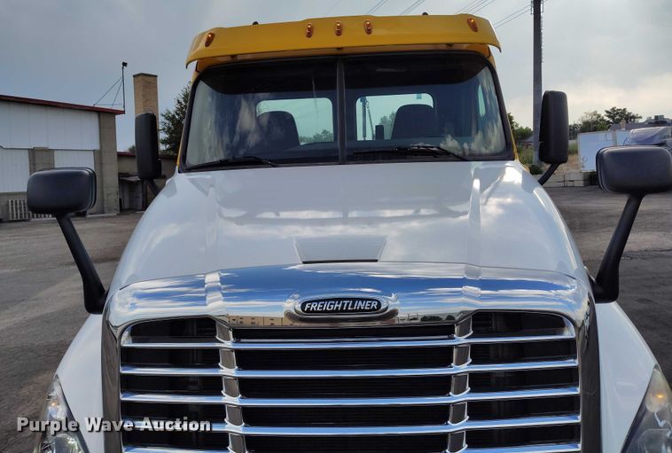 image for item IP9702 2013 Freightliner Cascadia semi truck