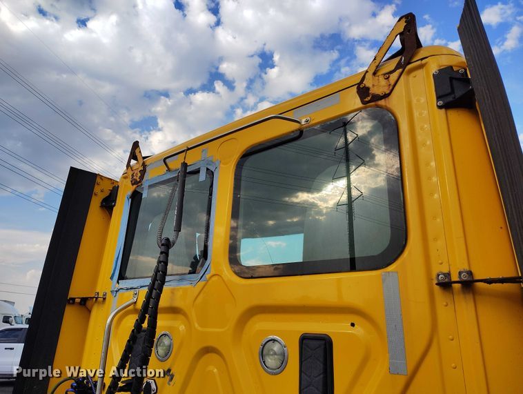 image for item IP9702 2013 Freightliner Cascadia semi truck