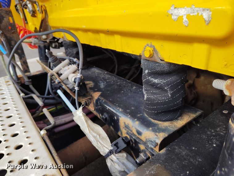 image for item IP9702 2013 Freightliner Cascadia semi truck