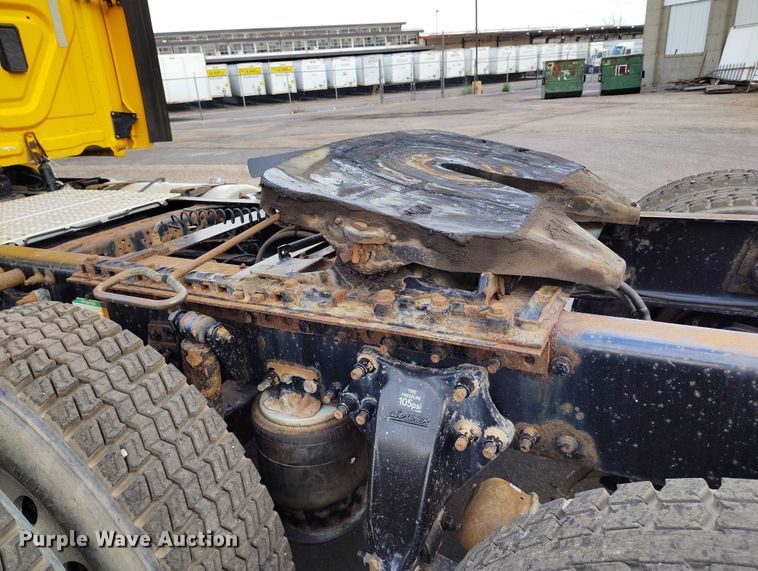 image for item IP9702 2013 Freightliner Cascadia semi truck