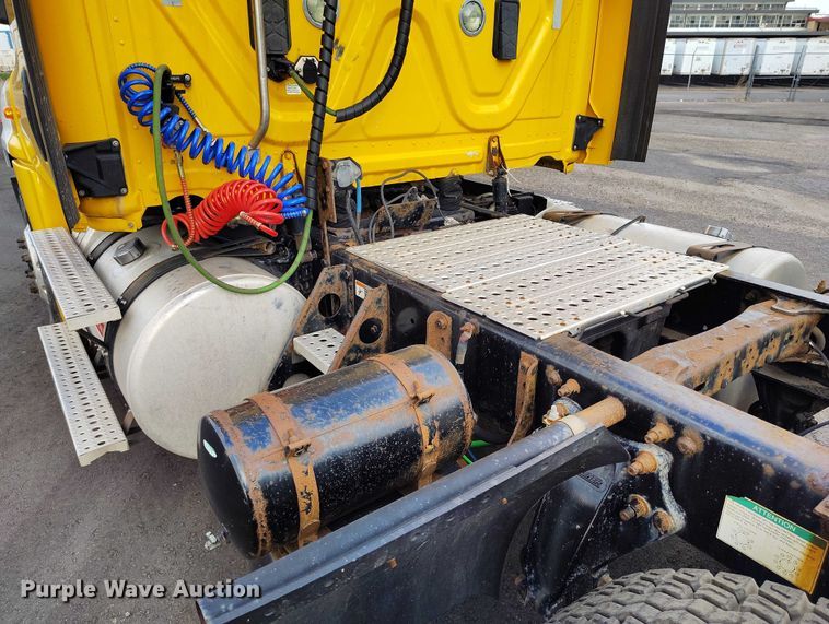 image for item IP9702 2013 Freightliner Cascadia semi truck