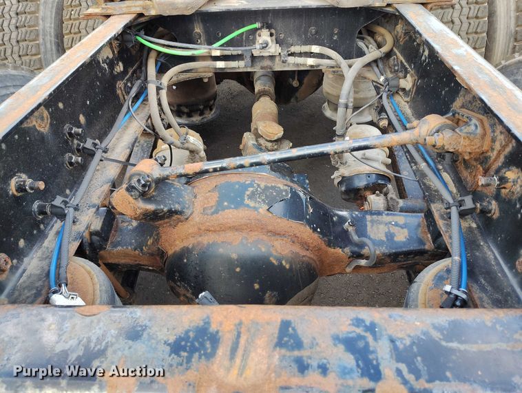 image for item IP9702 2013 Freightliner Cascadia semi truck