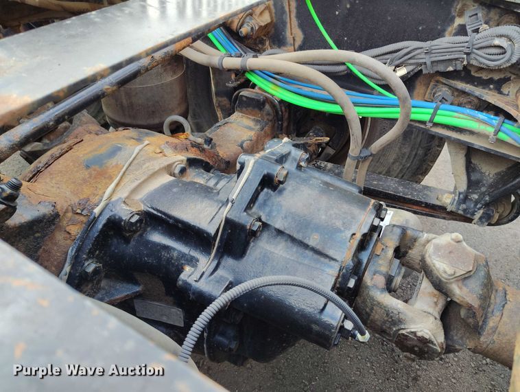 image for item IP9702 2013 Freightliner Cascadia semi truck