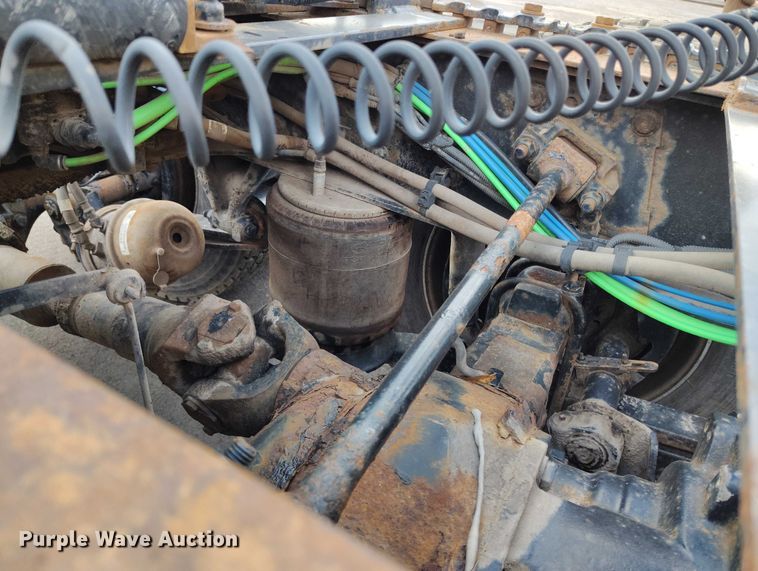 image for item IP9702 2013 Freightliner Cascadia semi truck