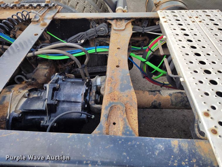 image for item IP9702 2013 Freightliner Cascadia semi truck