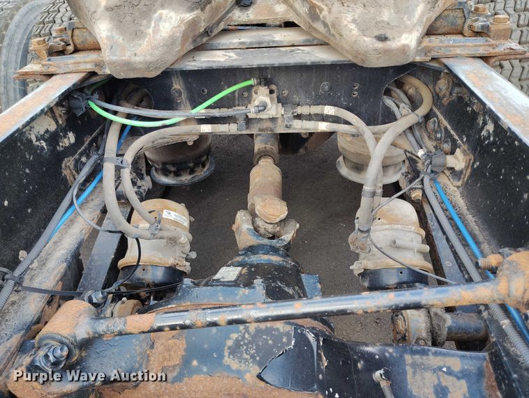 image for item IP9702 2013 Freightliner Cascadia semi truck