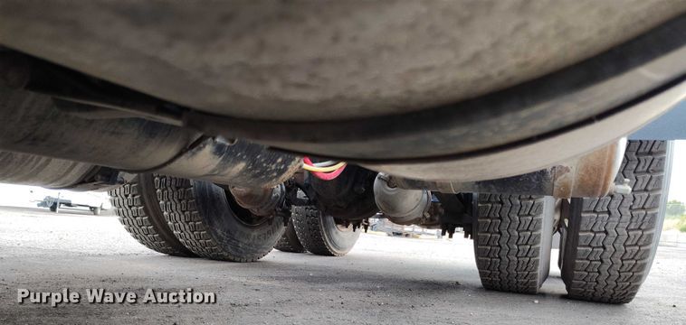 image for item IP9702 2013 Freightliner Cascadia semi truck