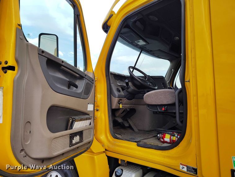 image for item IP9702 2013 Freightliner Cascadia semi truck