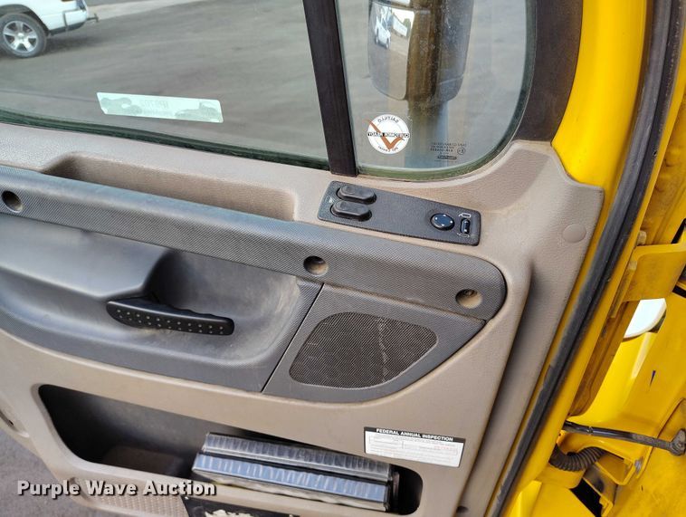 image for item IP9702 2013 Freightliner Cascadia semi truck