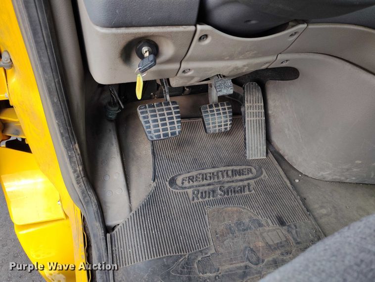 image for item IP9702 2013 Freightliner Cascadia semi truck