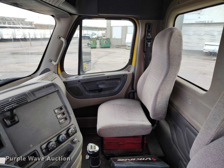 image for item IP9702 2013 Freightliner Cascadia semi truck